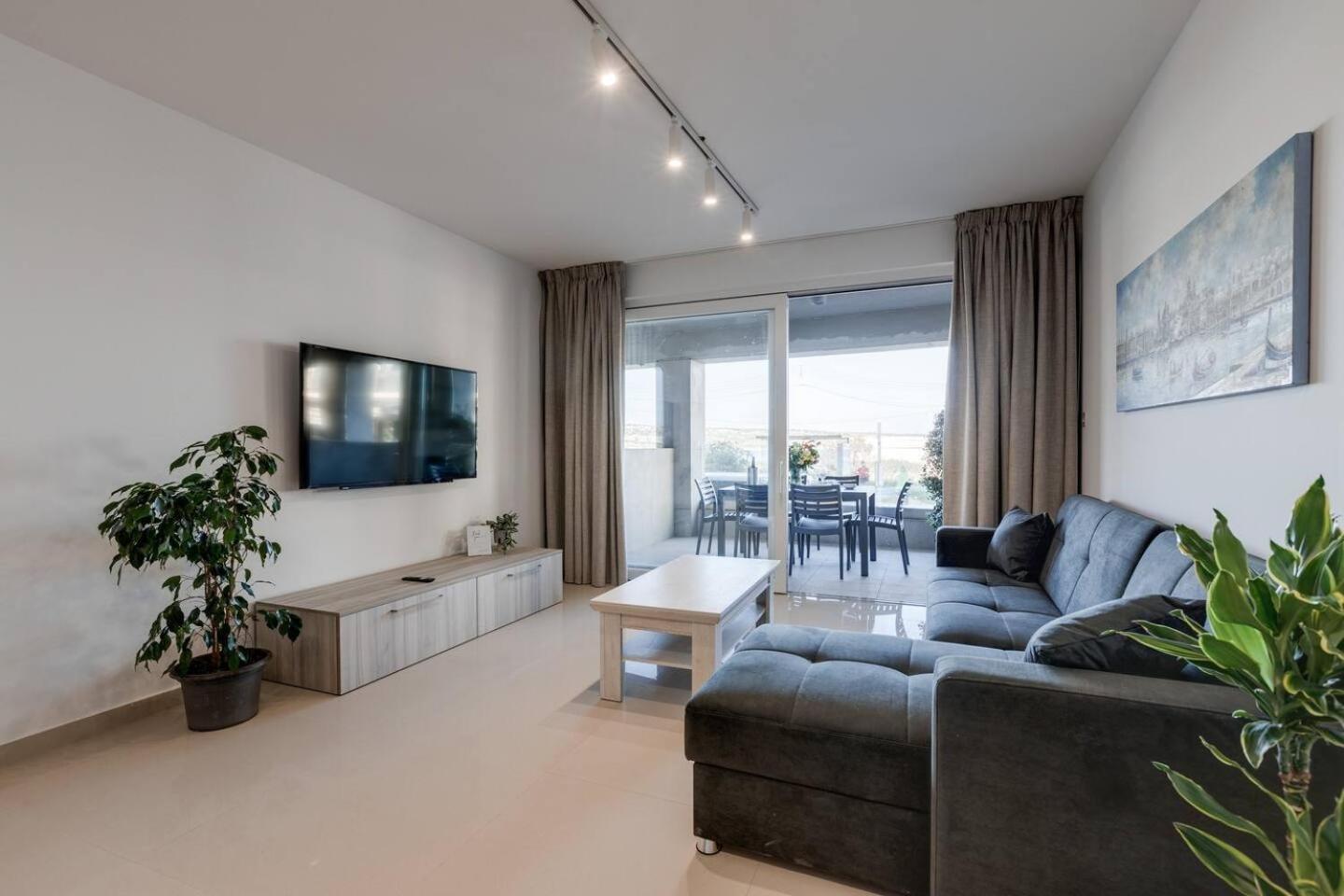 9Ten11 Seafront By Homely Mellieha Ngoại thất bức ảnh